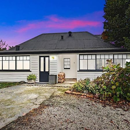 Blackwood Tree Cottage - Heritage Listed Property - Evandale! Exterior photo