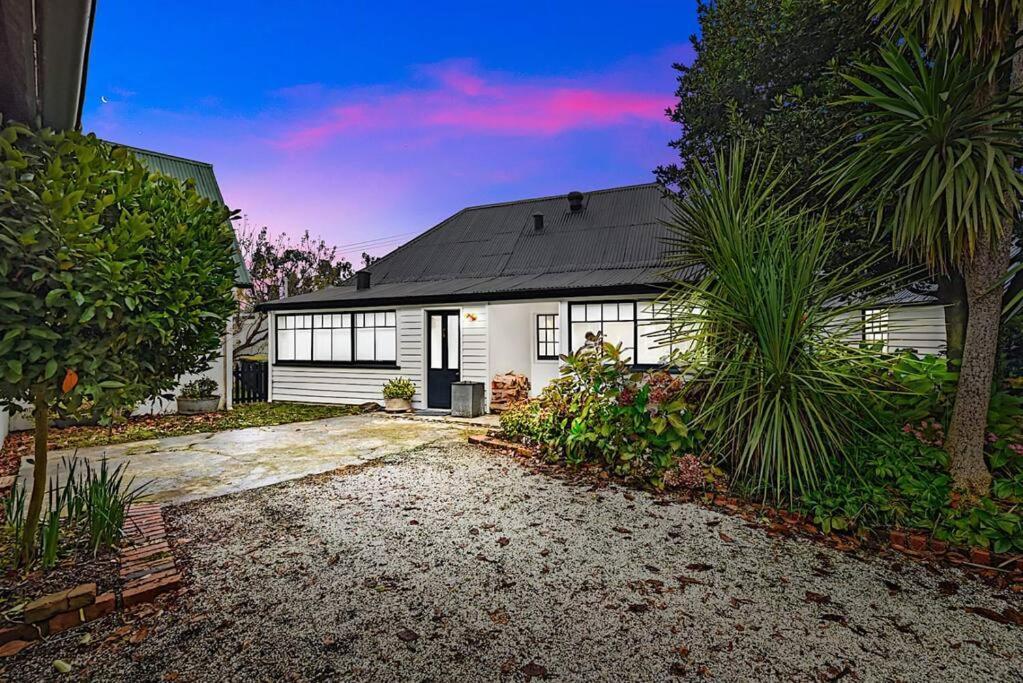 Blackwood Tree Cottage - Heritage Listed Property - Evandale! Exterior photo
