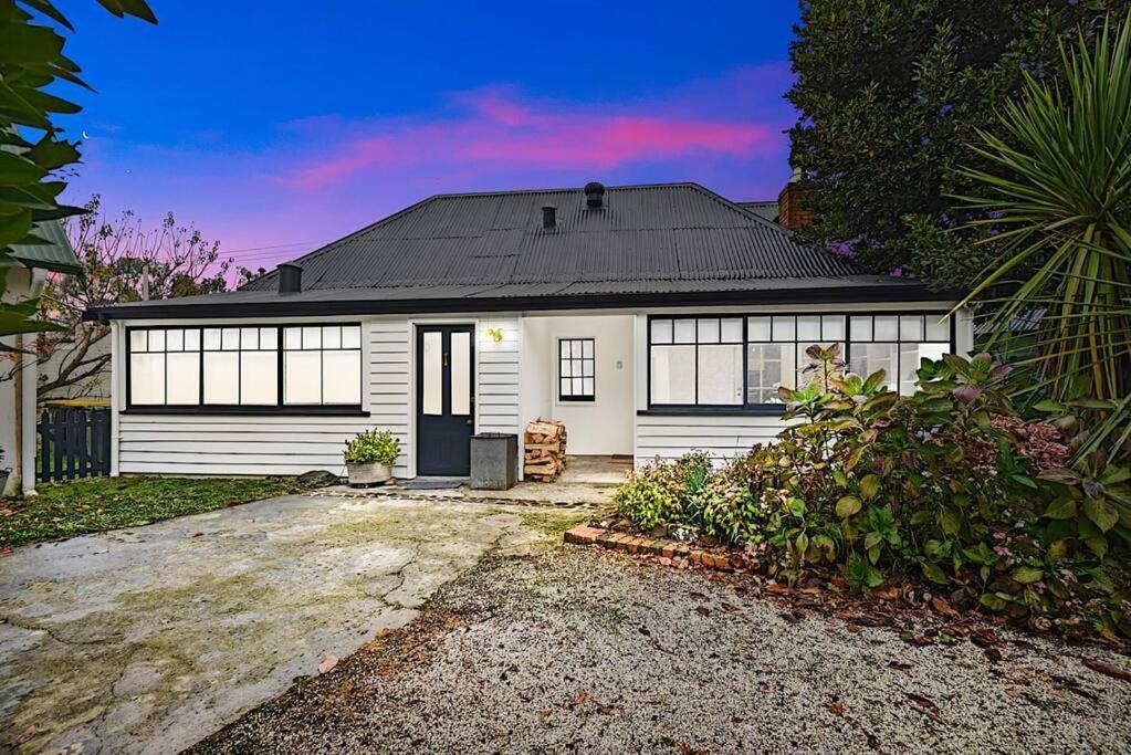Blackwood Tree Cottage - Heritage Listed Property - Evandale! Exterior photo