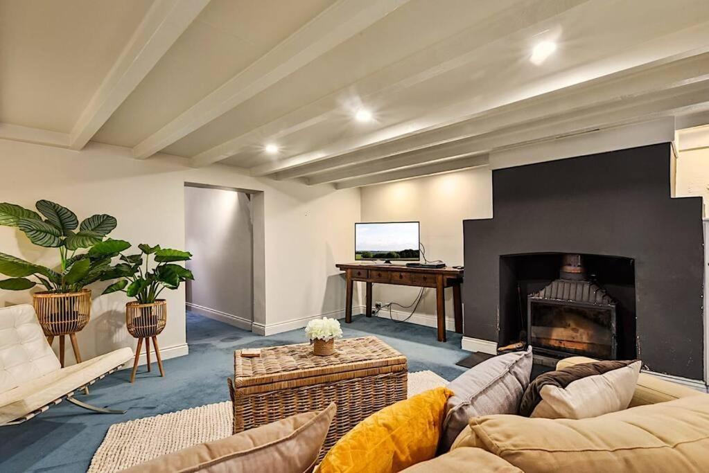Blackwood Tree Cottage - Heritage Listed Property - Evandale! Exterior photo